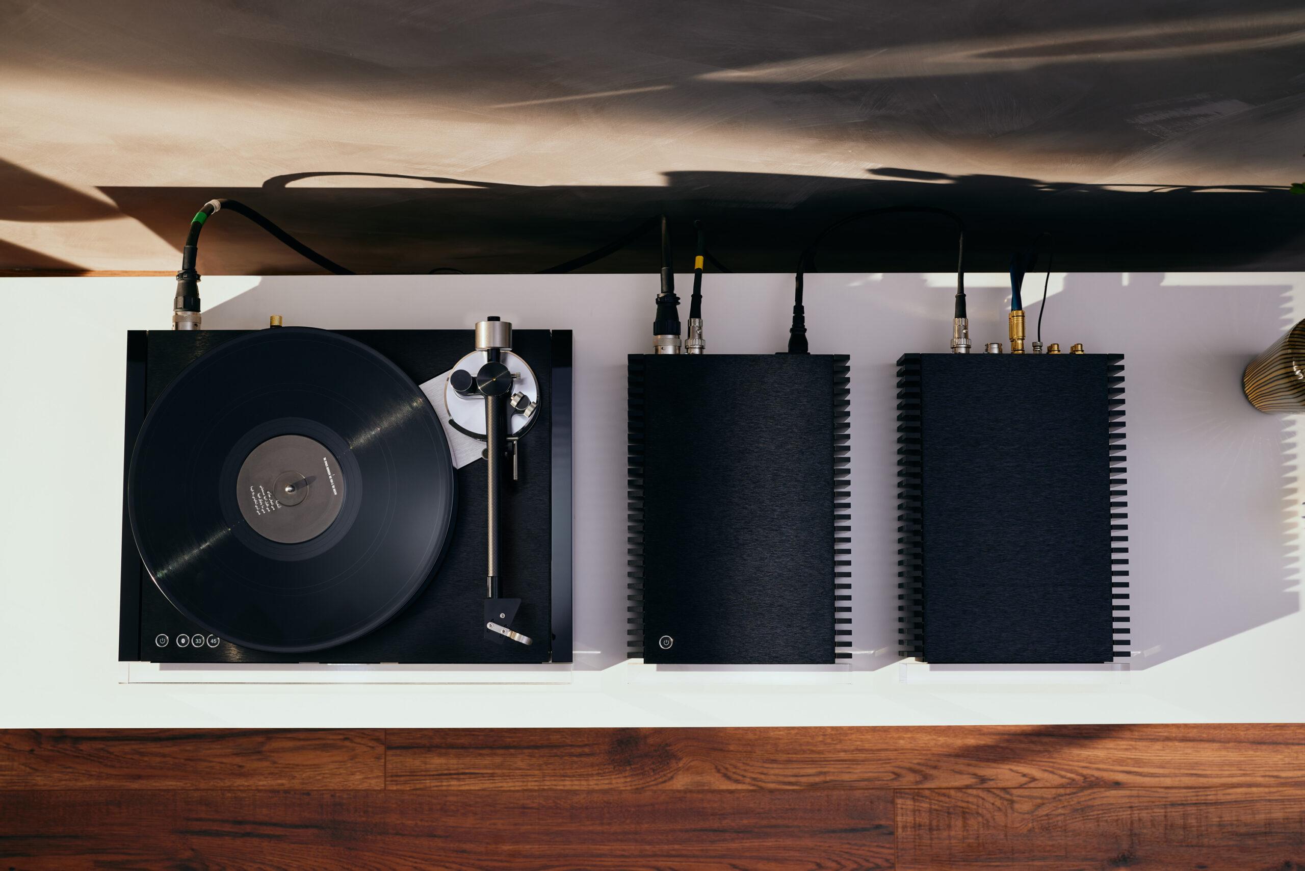 Vinyl-lovers can now finally enjoy the full Naim Audio experience with the launch of Solstice, the first turntable in the British brand’s almost 50-year history. 1543ecab naim audio solstice01054 scaled