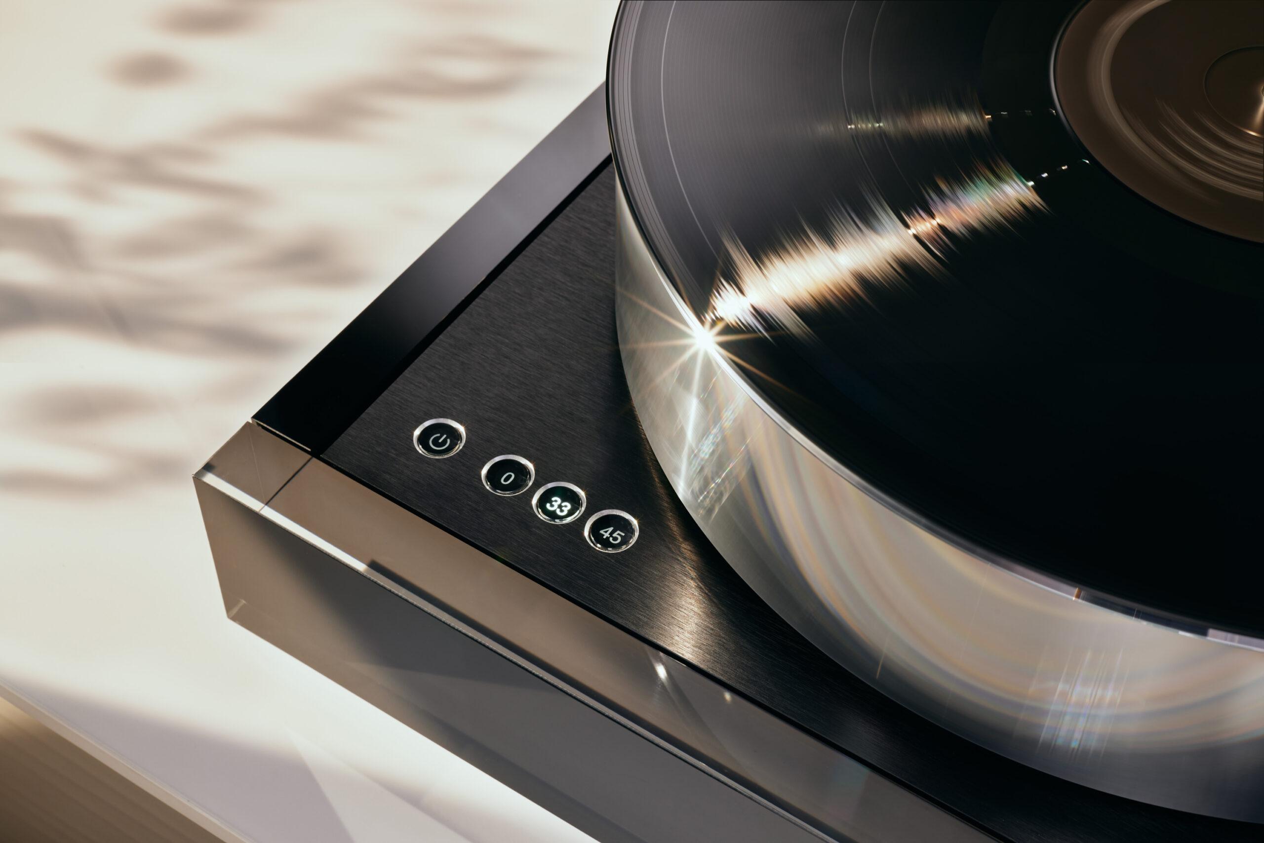 Vinyl-lovers can now finally enjoy the full Naim Audio experience with the launch of Solstice, the first turntable in the British brand’s almost 50-year history. 1dcdcc55 naim audio solstice00951 scaled