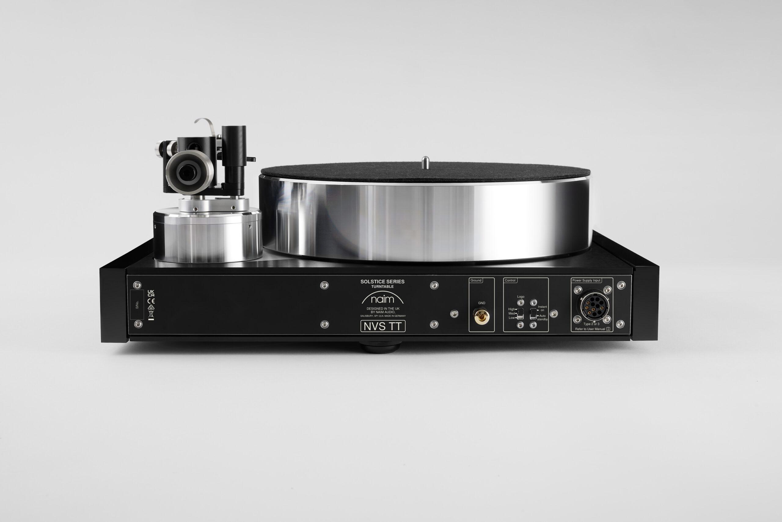 Vinyl-lovers can now finally enjoy the full Naim Audio experience with the launch of Solstice, the first turntable in the British brand’s almost 50-year history. 223c37f8 solstice special edition packshot 04 scaled