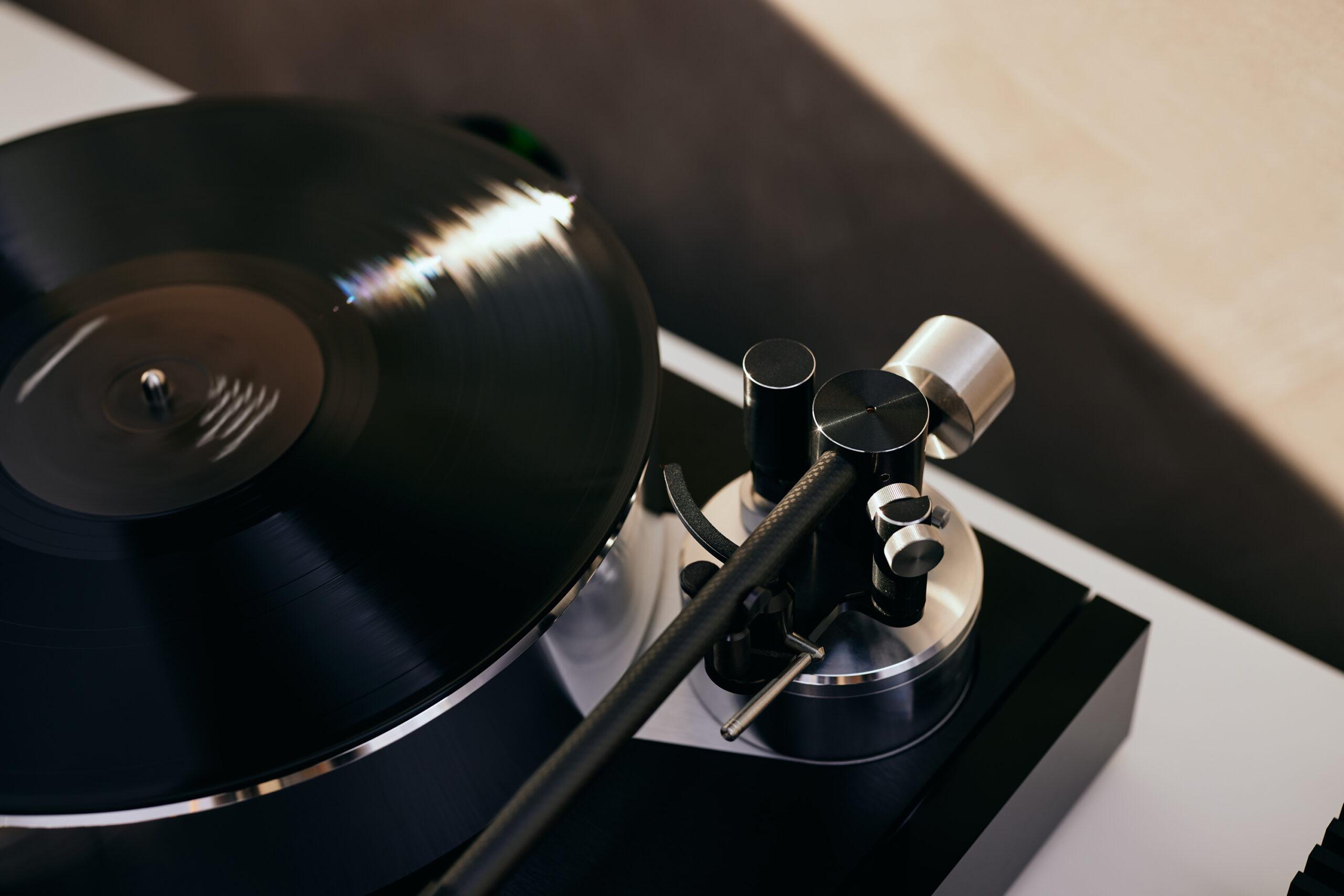 Vinyl-lovers can now finally enjoy the full Naim Audio experience with the launch of Solstice, the first turntable in the British brand’s almost 50-year history. f2bdc620 naim audio solstice01004 scaled