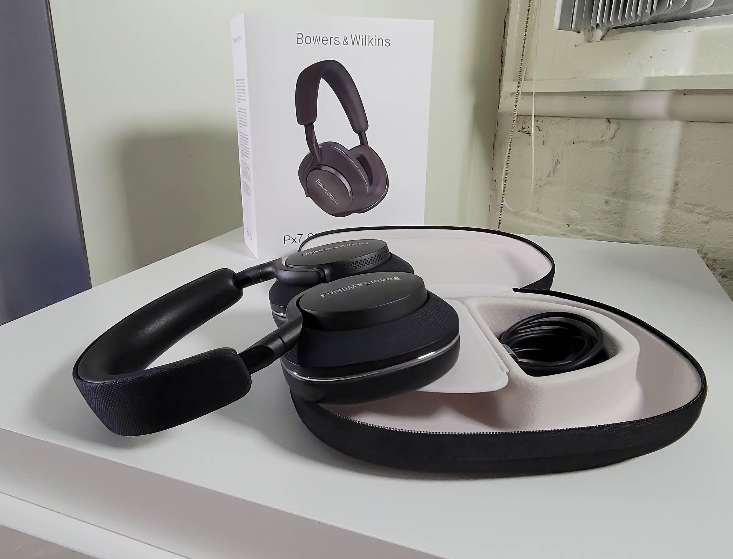 Bowers & Wilkins Px7 S2 Over-Ear Headphones (2022 Model) - Advanced Noise  Cancellation, Works with B&W Android/iOS Music App, 7-Hour Playback on