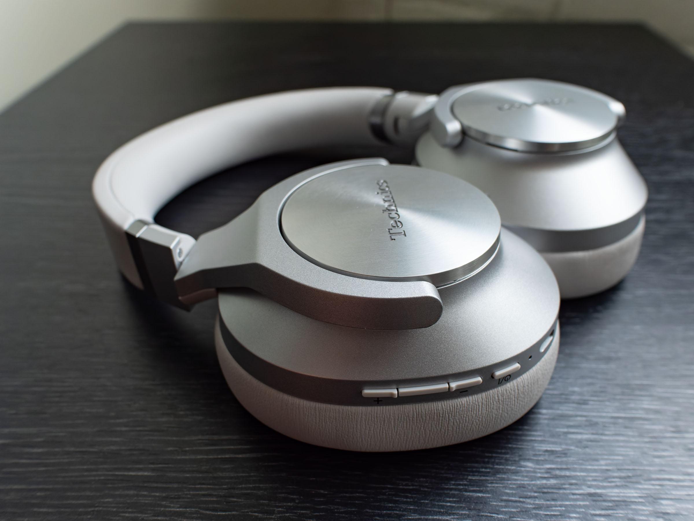 Premium headphones that are flashy, comfortable, and fun to listen to. 15411274 p1013078