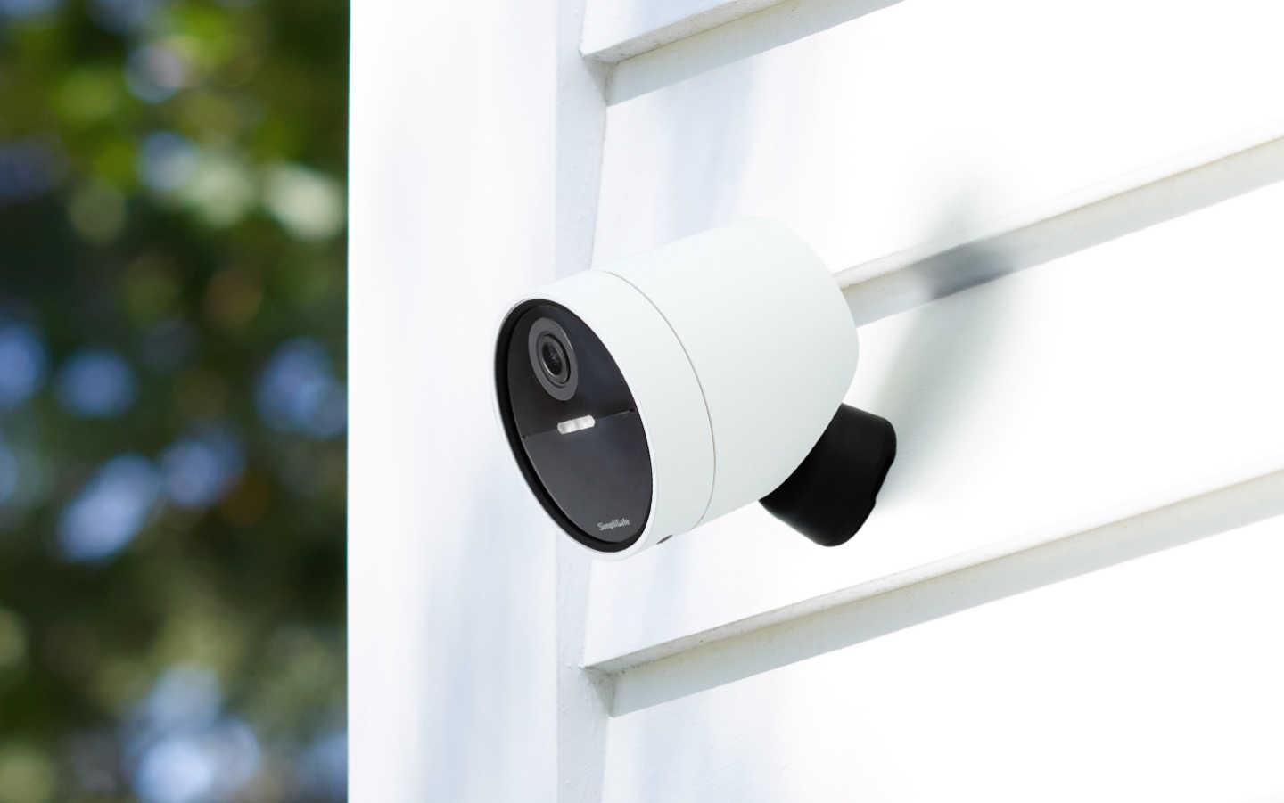 Are you torn between Vivint and SimpliSafe? Check out our guide today to see which is the better option for you! vivint vs simplisafe 8fc4d1f8 simplisafe 2