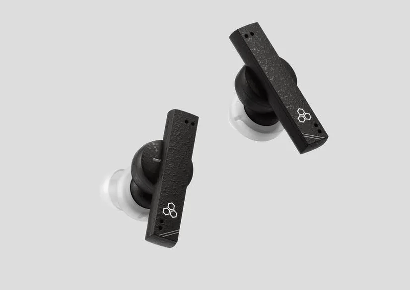 Final ZE8000 MK2 earbuds in black and white color