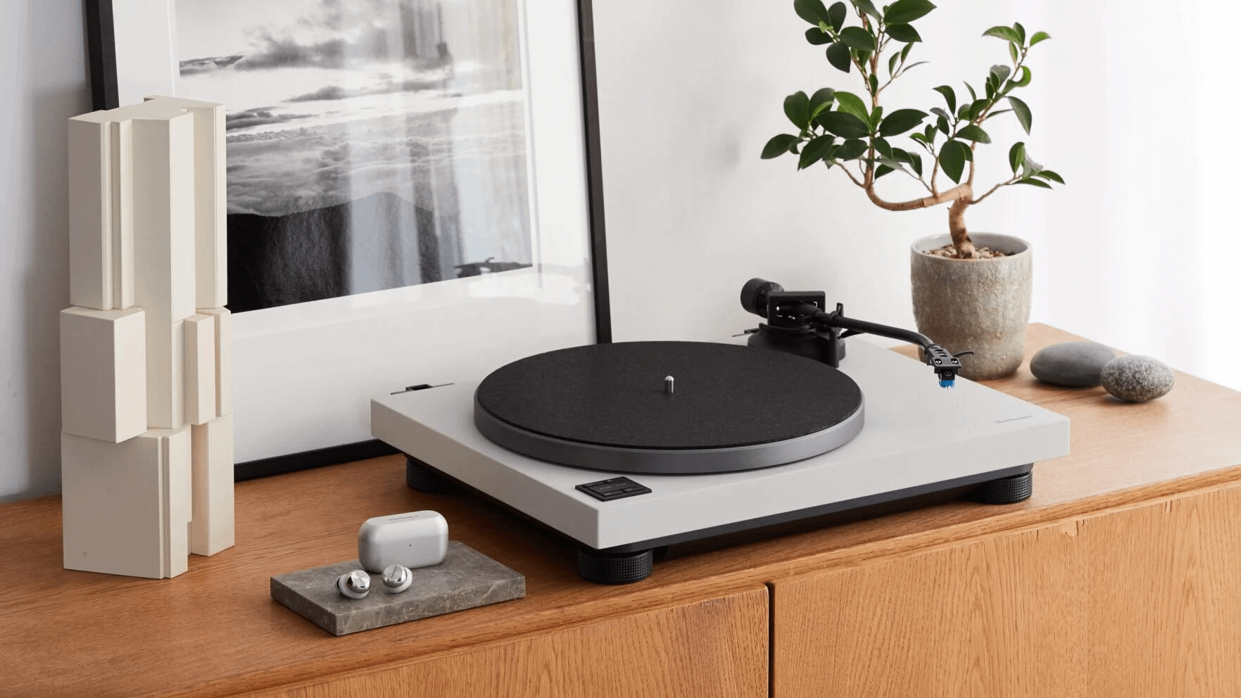 Technics SL-40CBT turntable in Light Grey color.